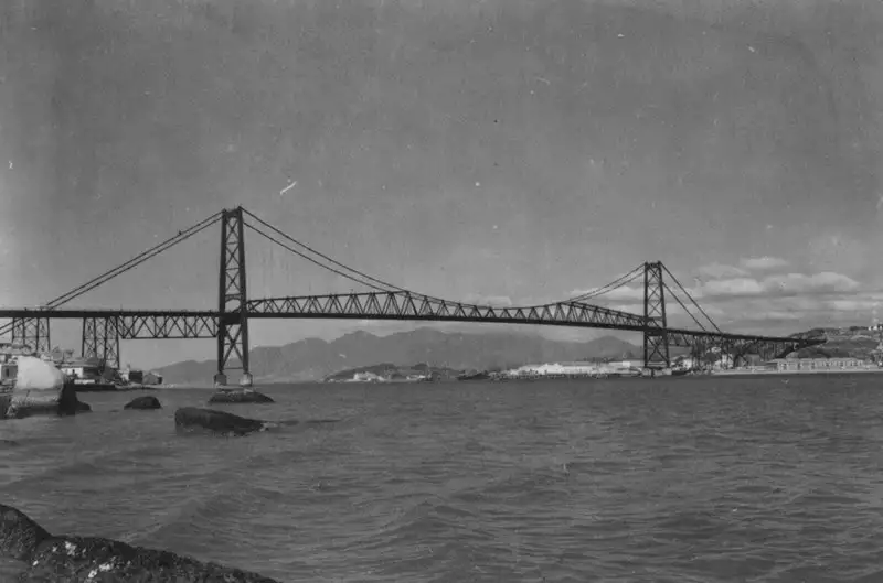 Foto 127: [Ponte de ferro Hercílio Luz, ligando Florianópolis com o continente (SC)]