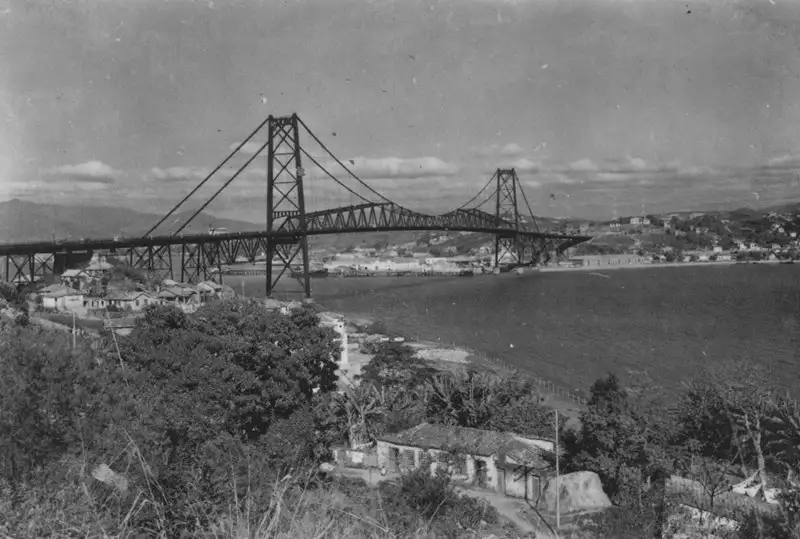 Foto 129: [Ponte de ferro Hercílio Luz, ligando Florianópolis com o continente (SC)]