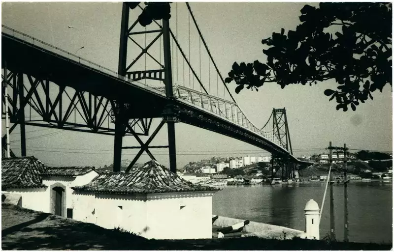 Foto 171: Forte Sant'Ana [do Estreito] : Ponte Hercílio Luz : Florianópolis, SC
