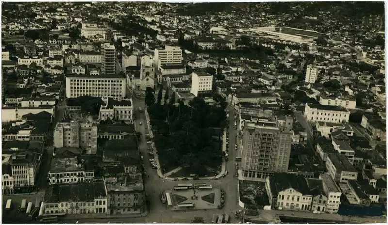 Foto 174: [Vista aérea da cidade : Praça XV de Novembro] : Florianópolis, SC