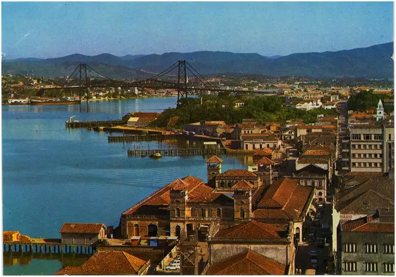 Foto 179: Vista [panorâmica da cidade : Mercado Público Municipal] : Ponte Hercílio Luz : Florianópolis, SC