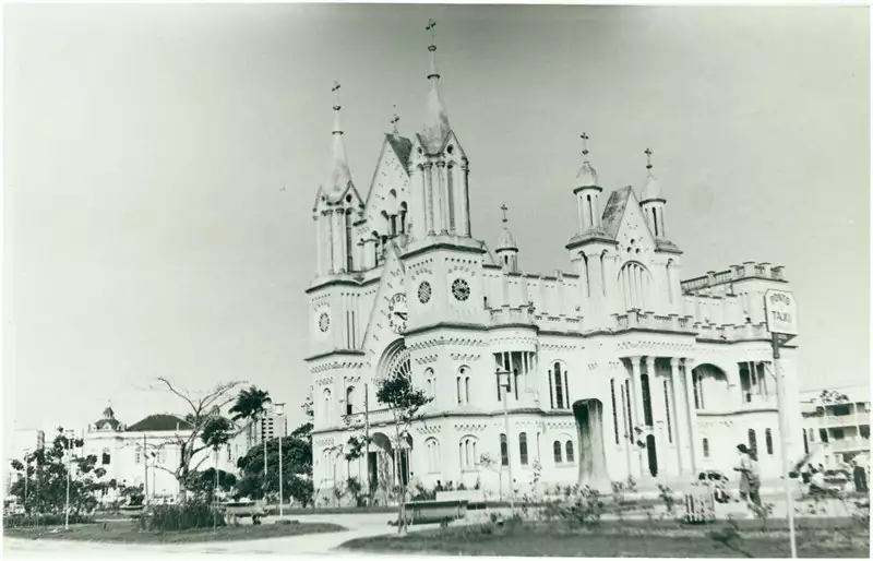 Foto 4: [Praça Governador Irineu Bornhausen] : Igreja Matriz do Santíssimo Sacramento : Itajaí, SC