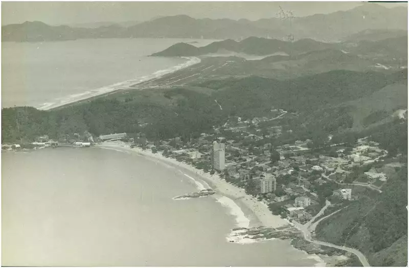 Foto 11: Praia de Cabeçudas : [vista aérea da cidade : Praia do Morcego] : Itajaí, SC