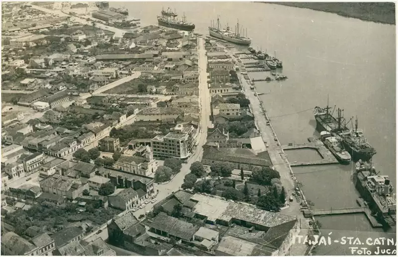 Foto 15: [Vista aérea da cidade : Porto de Itajaí : Rio Itajaí-açu] : Itajaí, SC