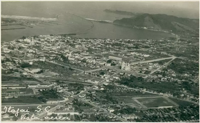 Foto 17: Vista aérea da cidade : [Rio Itajaí-açu] : Itajaí, SC