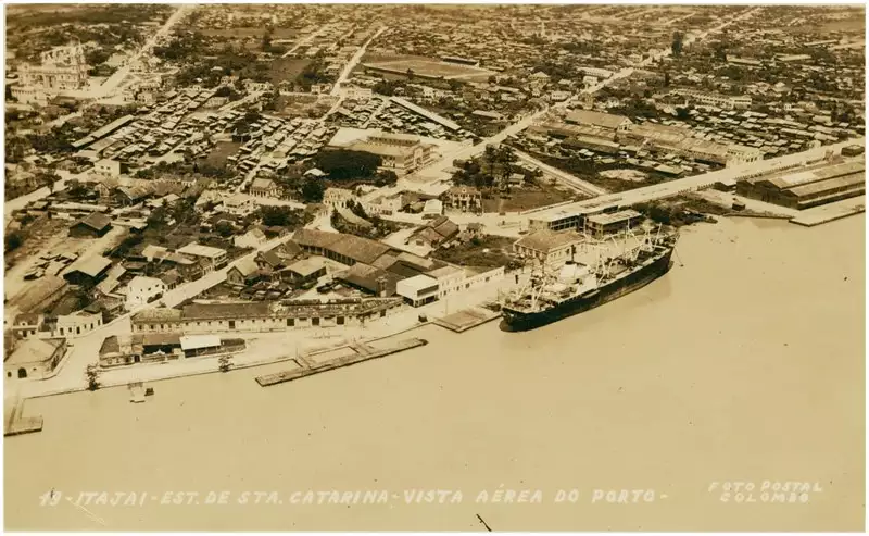 Foto 18: [Rio Itajaí-açu] : Porto de Itajaí : vista aérea da cidade : Itajaí, SC