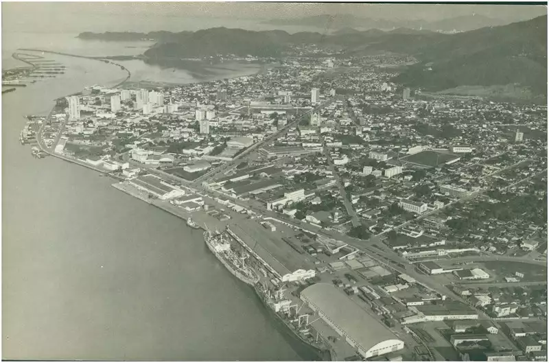 Foto 26: [Rio Itajaí-açu] : Porto de Itajaí : vista aérea da cidade : Itajaí, SC