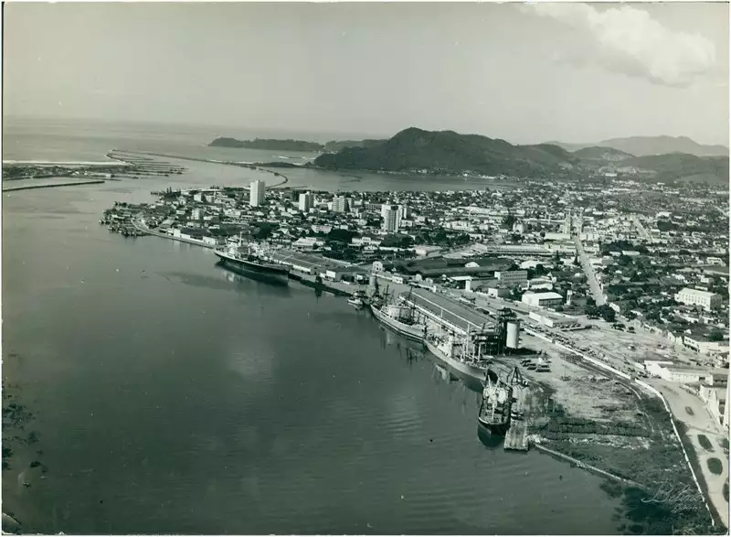 Foto 30: [Rio Itajaí-açu] : Porto de Itajaí : [vista aérea da cidade] : Itajaí, SC