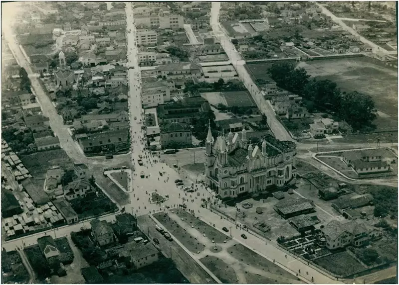 Foto 32: Vista aérea da cidade : [Praça Governador Irineu Bornhausen : Rua Hercílio Luz : Igreja Matriz do Santíssimo Sacramento] : Itajaí, SC