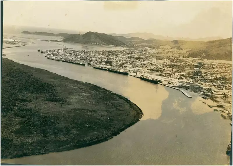 Foto 35: [Rio Itajaí-açu : Porto de Itajaí : vista aérea da cidade] : Itajaí, SC