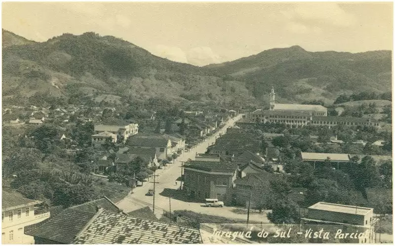Foto 1: Vista [panorâmica da cidade : Avenida Marechal Deodoro da Fonseca] : Jaraguá do Sul, SC