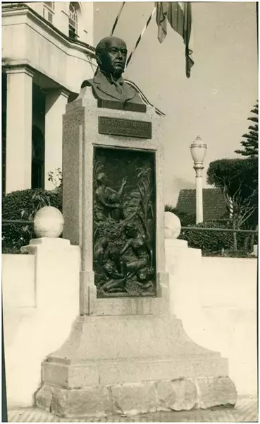 Foto 5: Monumento de Orestes Guimarães : Joinville, SC