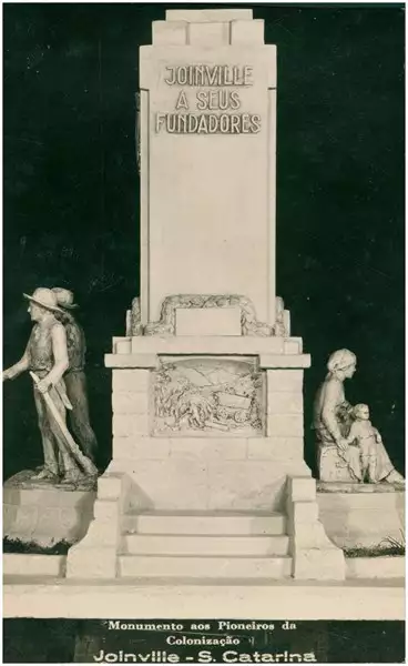 Foto 7: Monumento aos Primeiros Imigrantes : Joinville, SC