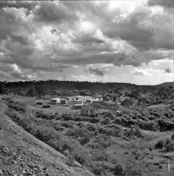 Foto 1: [Aspecto de campo alto, vendo-se serraria, próximo a Santa Cecília (SC)]