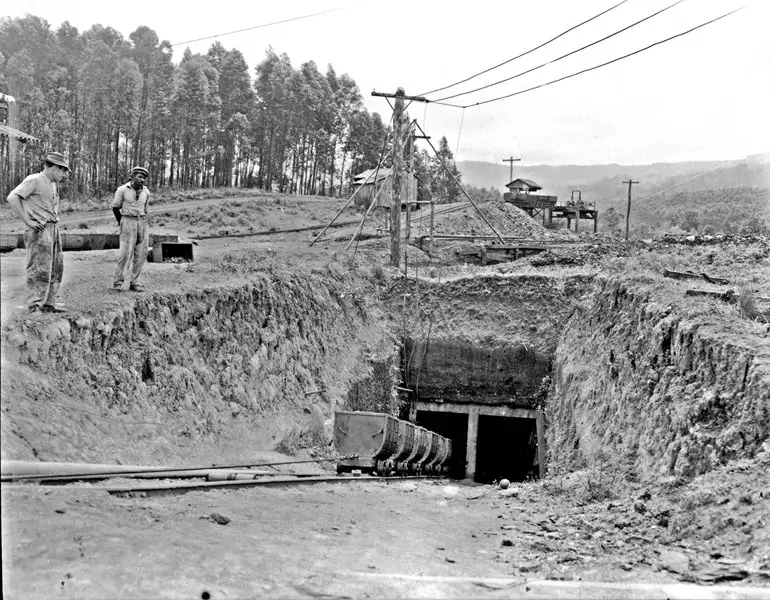 Foto 5: Saída de vagonetes da mina n. 5 em Siderópolis (SC)