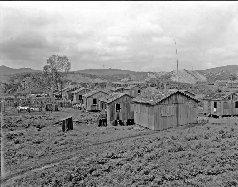 Foto 6: [Casas de mineiros em Rio Fiorita, no município de Siderópolis (SC)]
