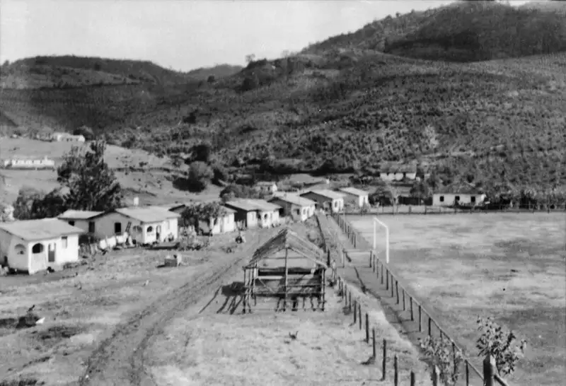 Foto 4: Fazenda Santa Maria e casas de colonos : café na encosta ravinada pela erosão : município de Águas da Prata (SP)