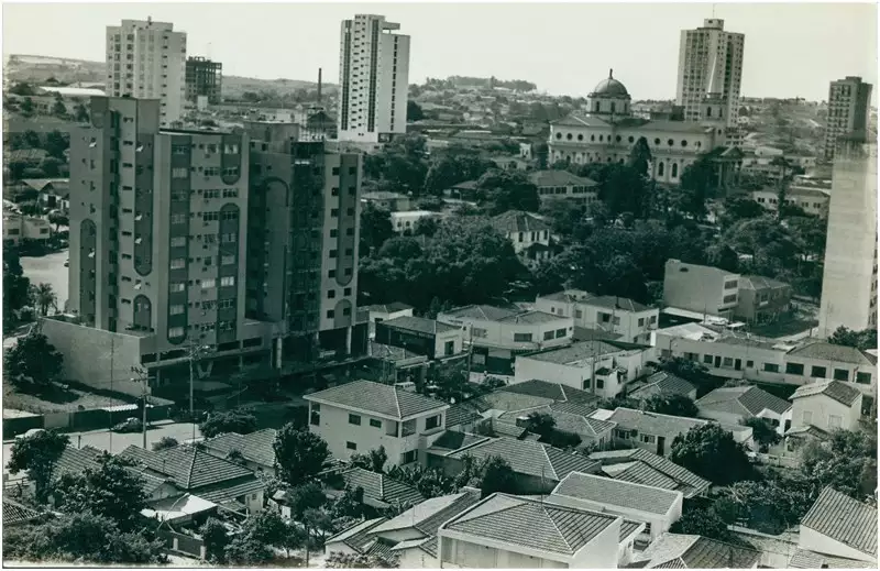 Foto 16: Vista panorâmica da cidade : [Edifício Abdo Najar : Basílica de Santo Antônio de Pádua] : Americana, SP