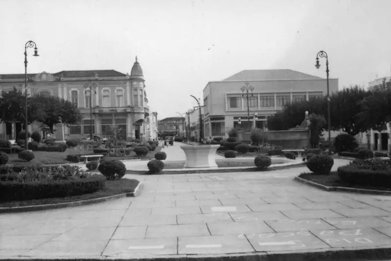 Foto 4: Aspectos modernos na cidade de Amparo (rua principal) (SP)