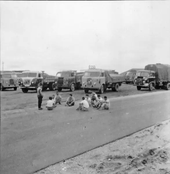 Foto 2: Aglomerado de caminhões em Angatuba a caminho de Curitiba : município de Angatuba