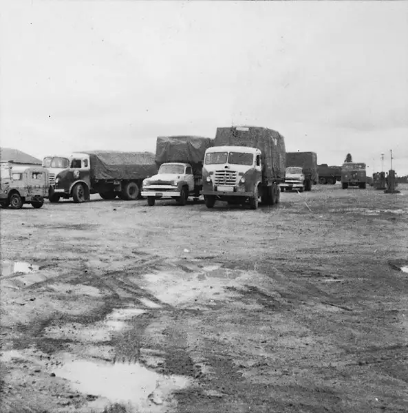 Foto 4: Grupo de caminhões à frente de um posto de gasolina (SP)