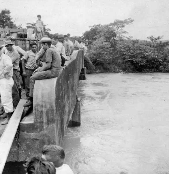 Foto 8: Ângulo da ponte destruída pela enchente do Rio Guareí : Município de Angatuba (SP)