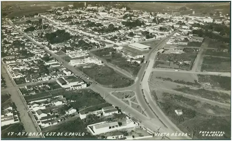 Foto 32: Vista aérea [da cidade : Praça Pio XII] : Atibaia, SP