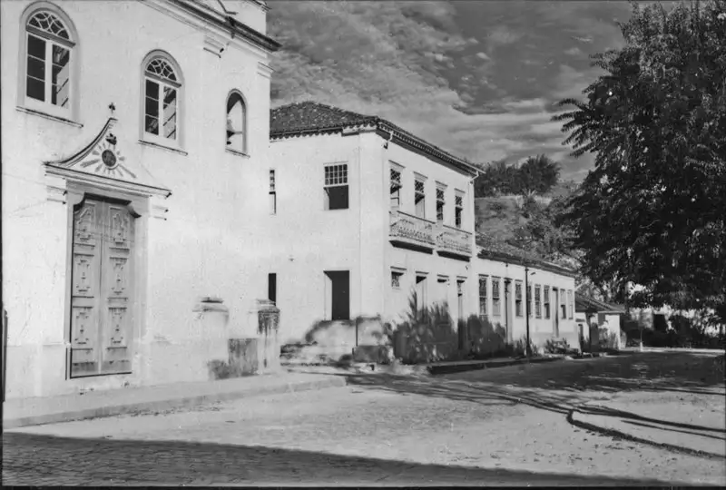 Foto 5: Casarões antigos na Praça Rubião Júnior, na cidade de Bananal (SP)