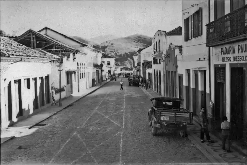 Foto 6: Aspecto da Rua Manuel de Aguiar, na cidade de Bananal : Sobrados antigos : Casas de comércio (SP)