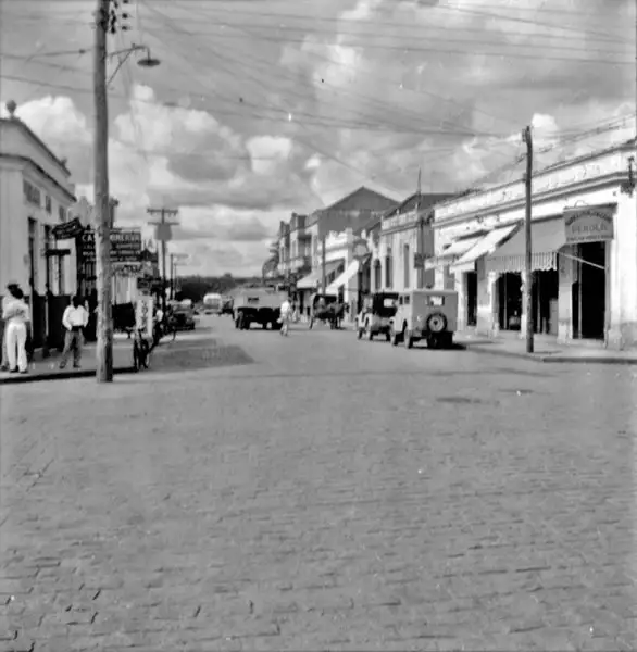 Foto 23: Rua Barão de Rio Branco, uma das principais da cidade : Município de Birigui (SP)