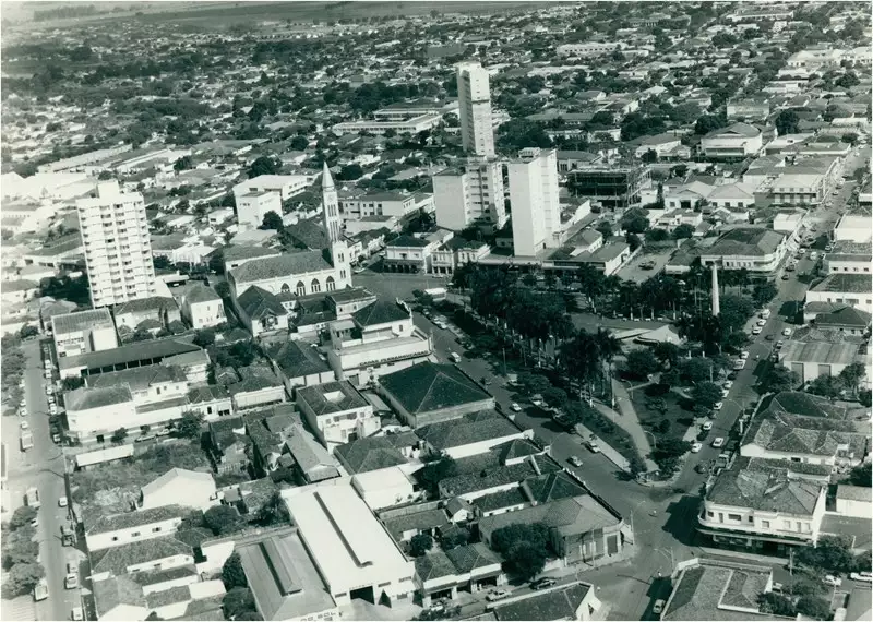 Foto 30: [Vista aérea da cidade : Praça Doutor Gama] : Birigui (SP)