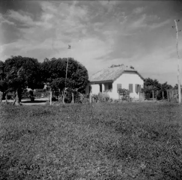 Foto 1: Casa estilo hungaro, contruída na antiga colônia hungara : Município de Caiuá (SP)