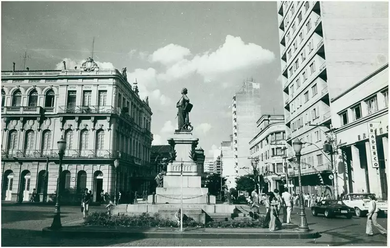 Foto 109: Praça Antônio Pompeo : Monumento Túmulo a Carlos Gomes : Clube Campineiro : Campinas, SP