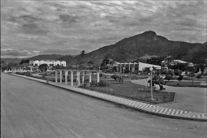 Foto 33: Praça em Caraguatatuba, em frente a praia (SP)