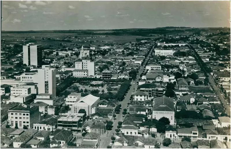 Foto 3: [Vista aérea da cidade : Cine Bandeirantes : Praça da República] : Catanduva, SP