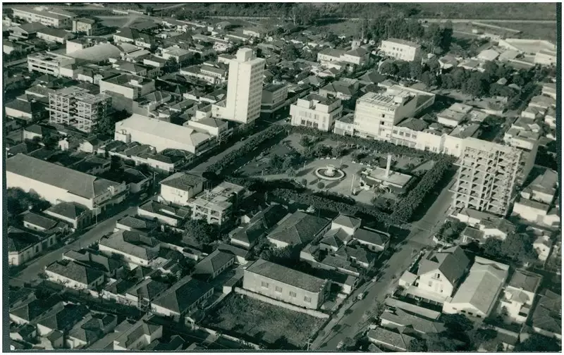 Foto 7: Vista aérea [da cidade : Praça da República] : Catanduva, SP
