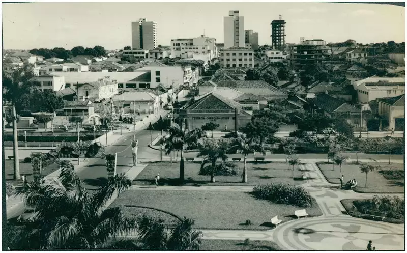 Foto 8: Praça : vista [panorâmica da cidade] : Catanduva, SP