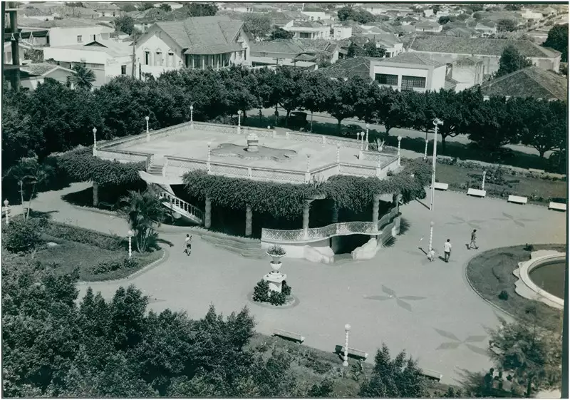 Foto 14: Praça da República : [Pérgola da Praça da República : vista panorâmica da cidade] : Catanduva, SP