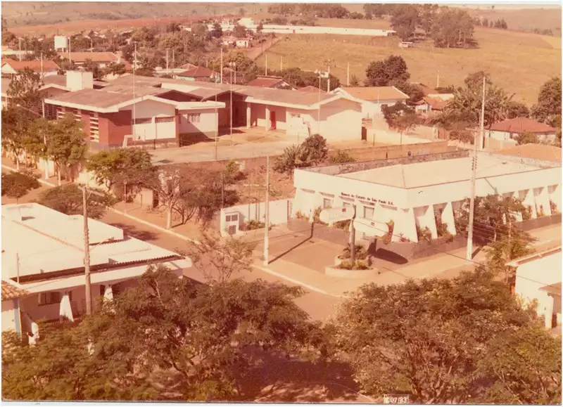 Foto 6: [Vista panorâmica da cidade : Escola Estadual Antônio Tonon] : Banco Banespa S. A. : Coronel Macedo, SP