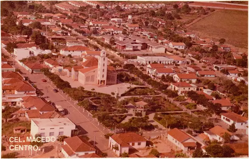 Foto 9: Vista [aérea] da cidade : Praça [Padre Elredo : Paróquia Nossa Senhora da Conceição Aparecida] : Coronel Macedo, SP