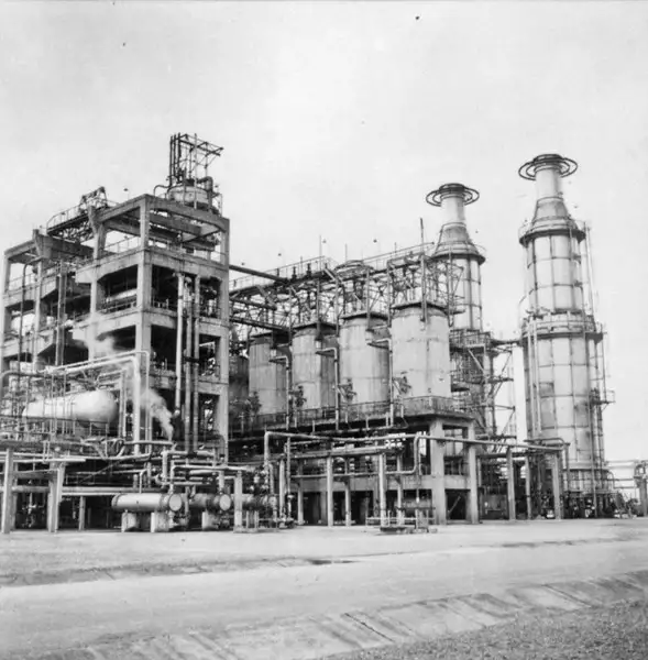 Foto 8: Aspecto do maquináro da refinaria de petróleo de Presidente Bernardes : Cubatão (SP)