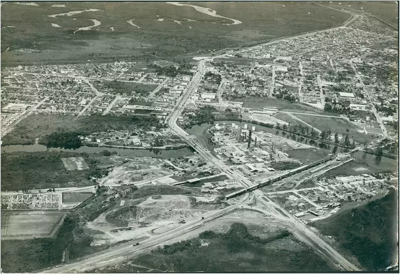 Foto 15: Vista aérea da cidade : Avenida 9 de Abril : Rio Cubatão : [Polo Industrial] : Cubatão, SP