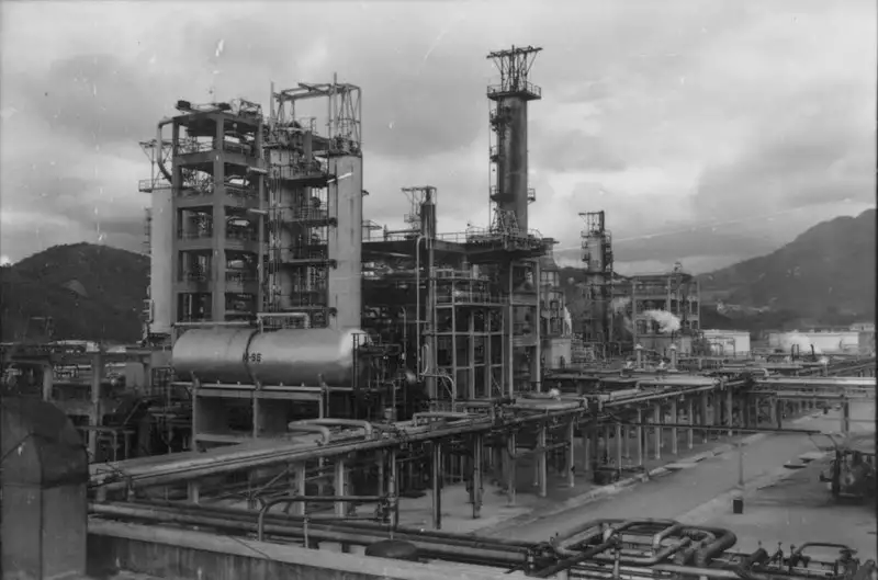 Foto 28: Vista do conjunto da refinaria de Cubatão : Município de Cubatão (SP)