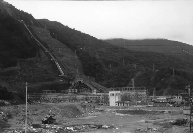Foto 30: Oleoduto da refinaria de Cubatão, aparecendo a estação de bombeamento (SP)