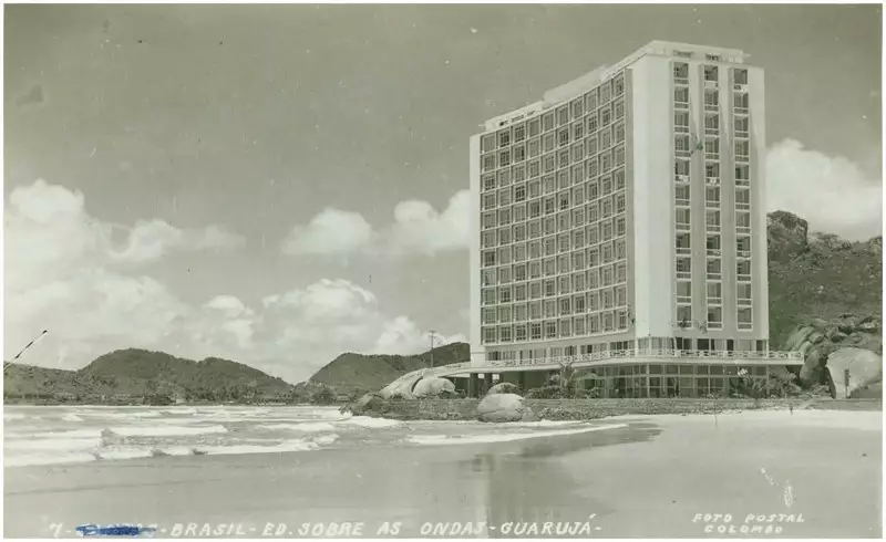 Foto 2: Praia [das Pitangueiras] : Hotel [Pousada] Sobre As Ondas : Guarujá, SP