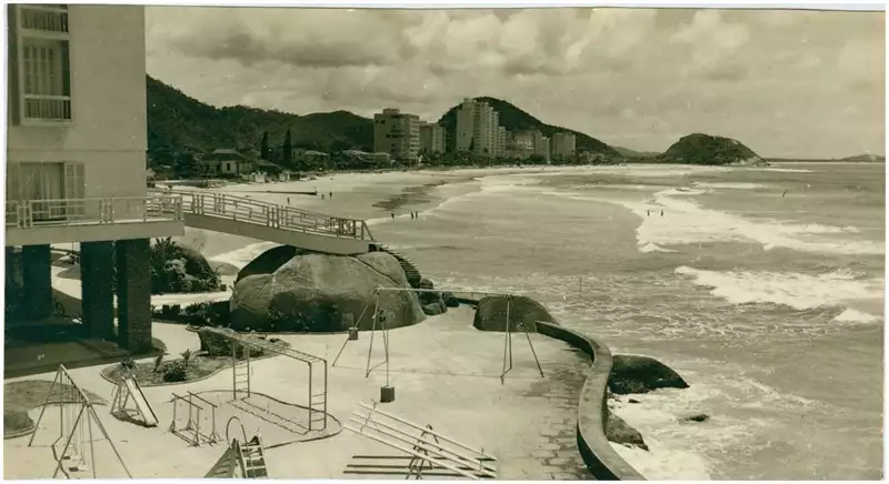 Foto 5: Hotel [Pousada] Sobre As Ondas : [Praia das Pitangueiras : vista panorâmica da cidade] : Guarujá, SP