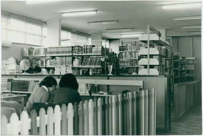 Foto 4: Vista interna da Biblioteca Pública Municipal : Guarulhos, SP