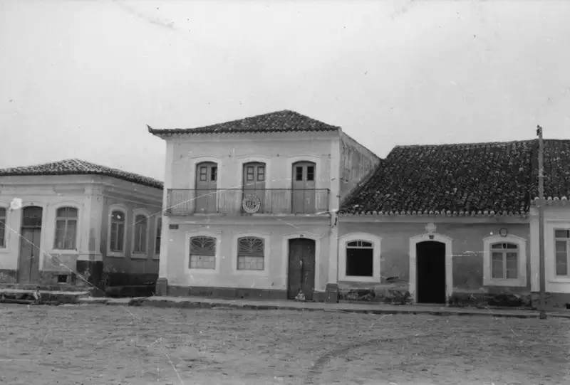 Foto 2: Casas antigas na Rua das Neves, próximo ao Largo da Matriz, na cidade de Iguape (SP)