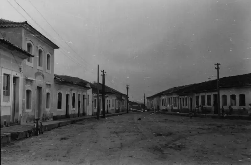 Foto 3: Aspecto da Rua das Neves, à esquerda a antiga casa da moeda. O sobrado e a casa mais antiga de Iguape (SP)
