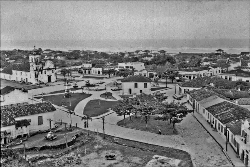 Foto 3: Vista geral da Praça Carlos Botelho, vendo-se ao fundo a Praia Grande : Município de Itanhaem (SP)